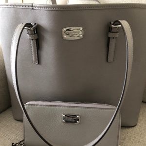 Micheal Kors large tote with interior pockets